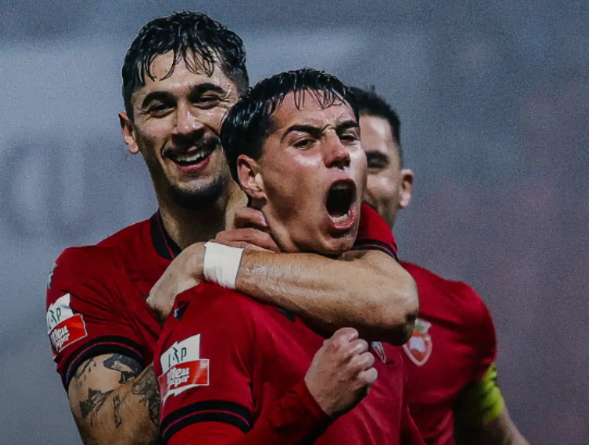 Álvaro Santos bisou