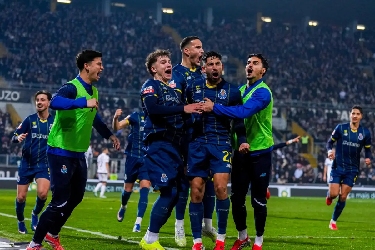 Jogadores do FC Porto festejam o golo da vitória em Guimarães