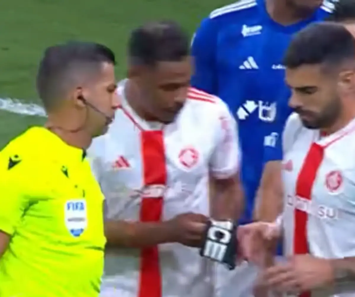Imagem de contexto do artigo Para poder contestar o árbitro, Internacional mudou três vezes de capitão