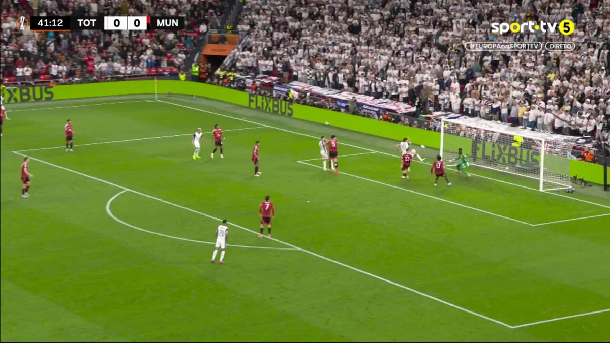 Imagem de contexto do artigo O golo de Brennan Johnson, com ajuda de Shaw, que decidiu a final da Liga Europa