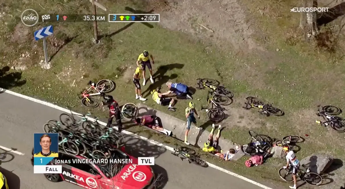 Imagem de contexto do artigo Queda "feia": Vingegaard no hospital, Evenepoel e Roglic de fora