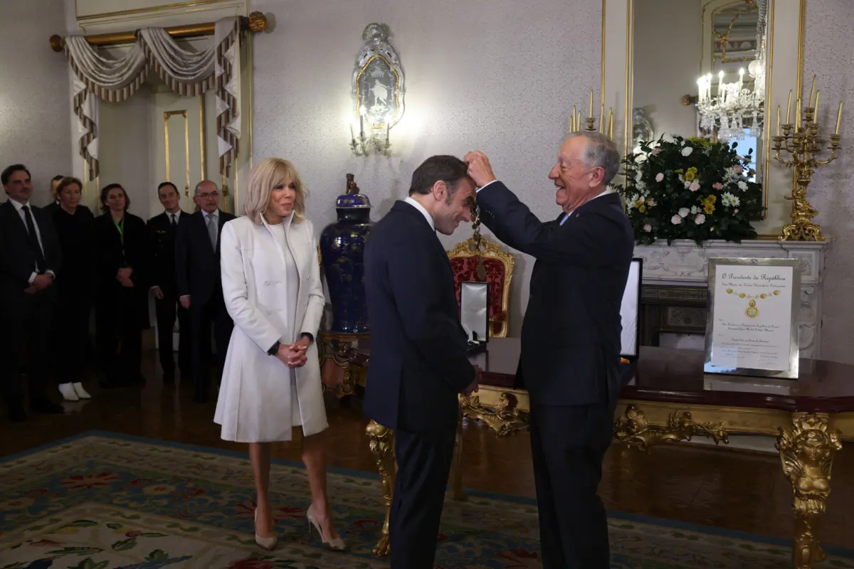 Emmanuel Macron condecorado por Marcelo Rebelo de Sousa (Créditos: EPA)