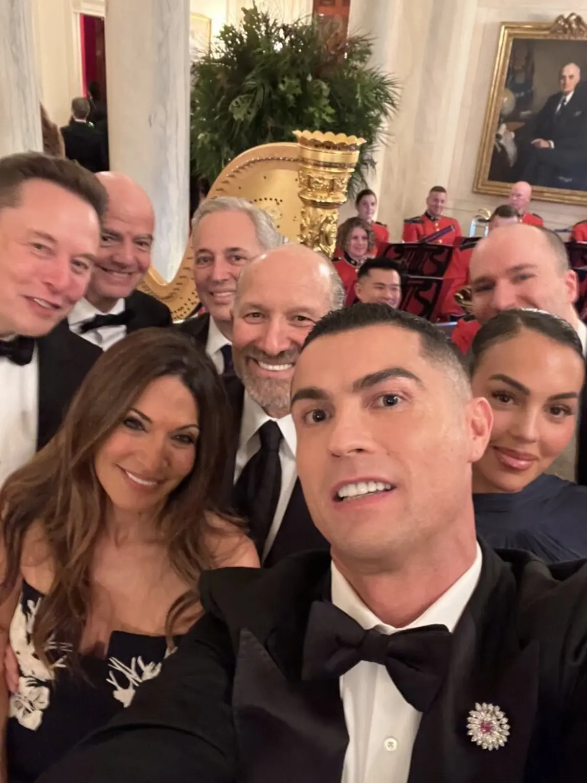 Imagem de contexto do artigo Cristiano Ronaldo tirou selfie com Elon Musk e Infantino na Casa Branca