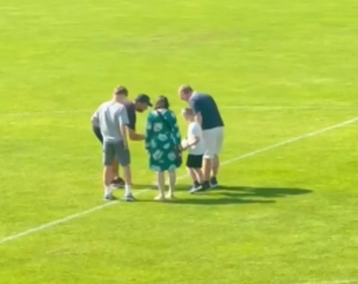 Imagem de contexto do artigo Família escocesa deixou ramo de flores no relvado do Paços de Ferreira em homenagem a Jota e André Silva