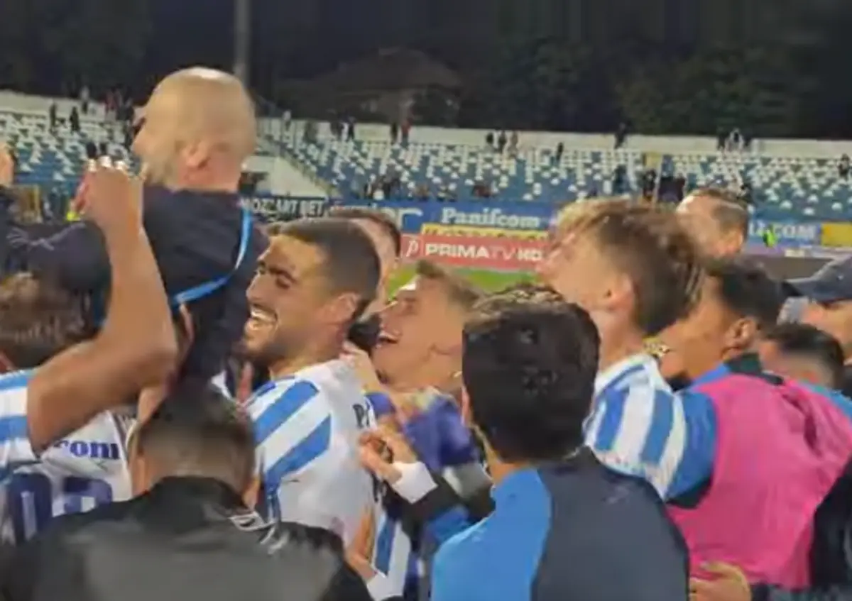 Imagem de contexto do artigo Treinador Tony da Silva levantado ao ar pelos jogadores do Poli Iasi