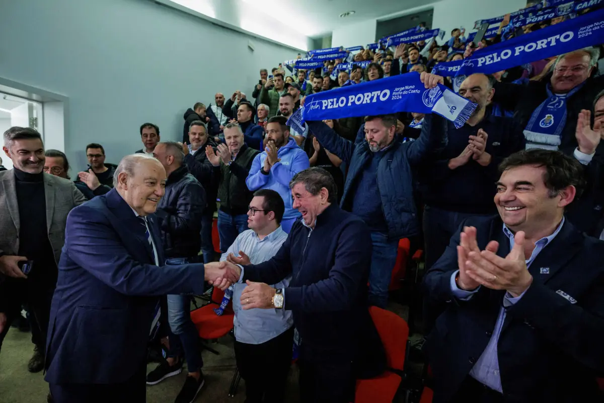 Pinto da Costa cumprimenta Adriano Quintanilha (créditos: (Miguel Pereira/Global Imagens)