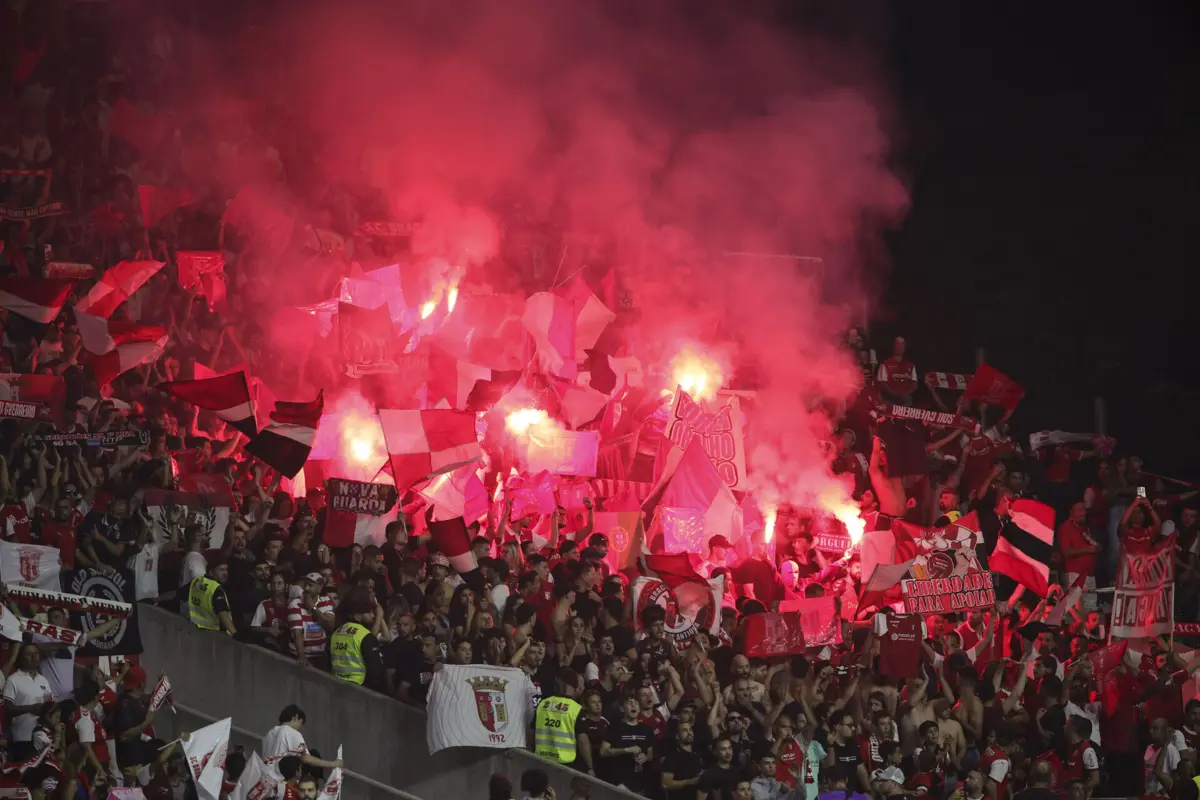 Imagem de contexto do artigo Sporting multado por comportamento dos adeptos em Arouca, dérbi do Minho sai caro ao Braga