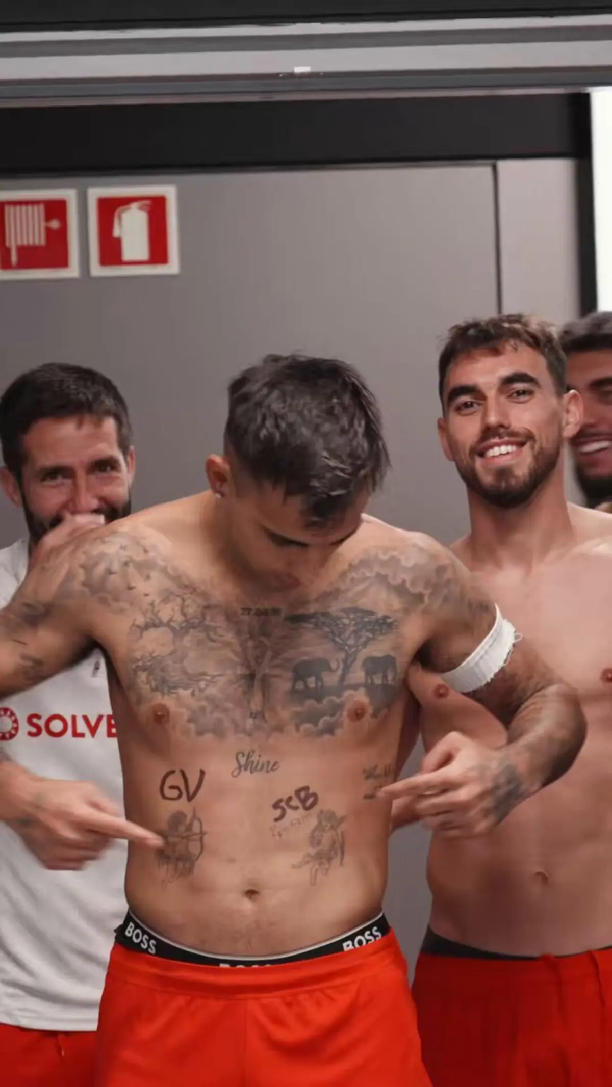 Imagem de contexto do artigo Braga mostra momentos divertidos: Zalazar a liderar claque e o vermelho mostrado no túnel