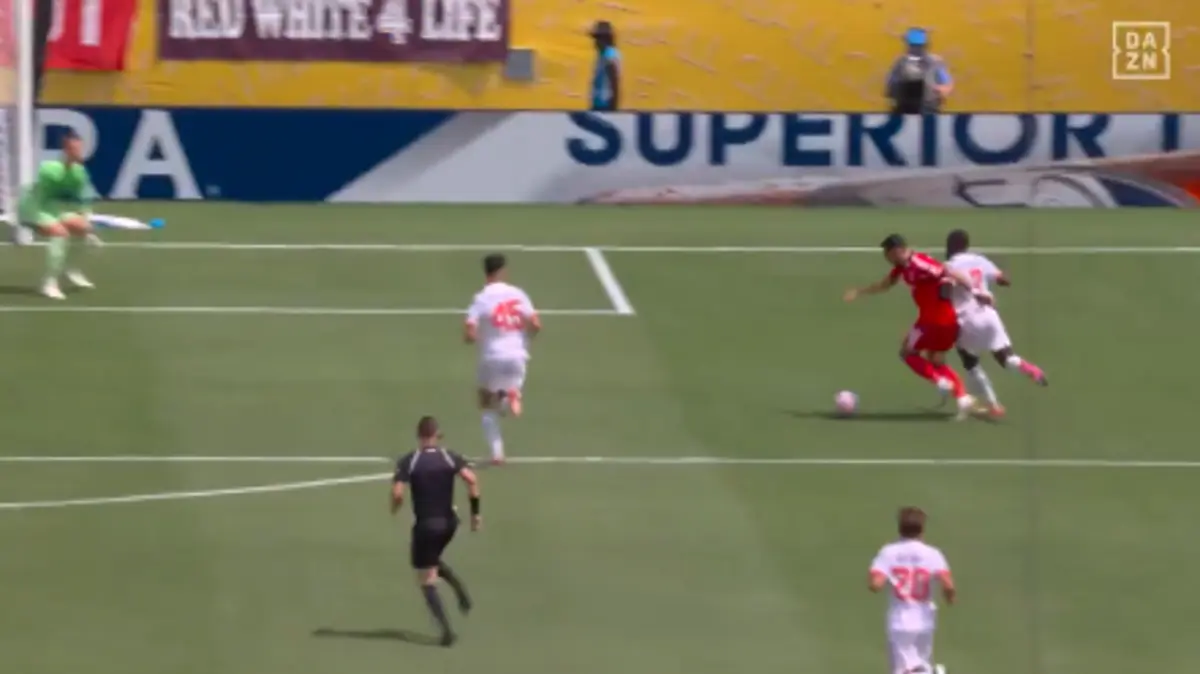 Imagem de contexto do artigo Benfica pediu penálti sobre Pavlidis neste lance. Ora veja