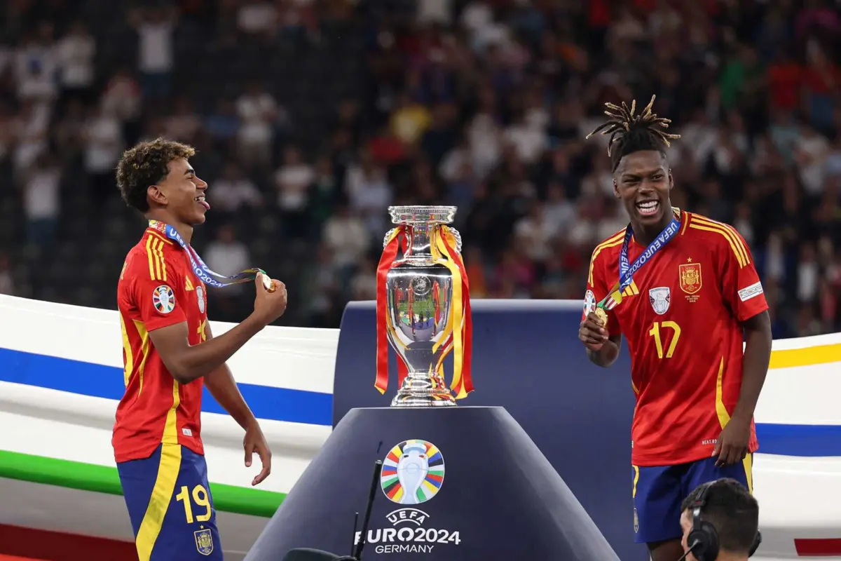 Lamine Yamal e Nico Williams com o título do Euro'2024 (créditos: AFP)