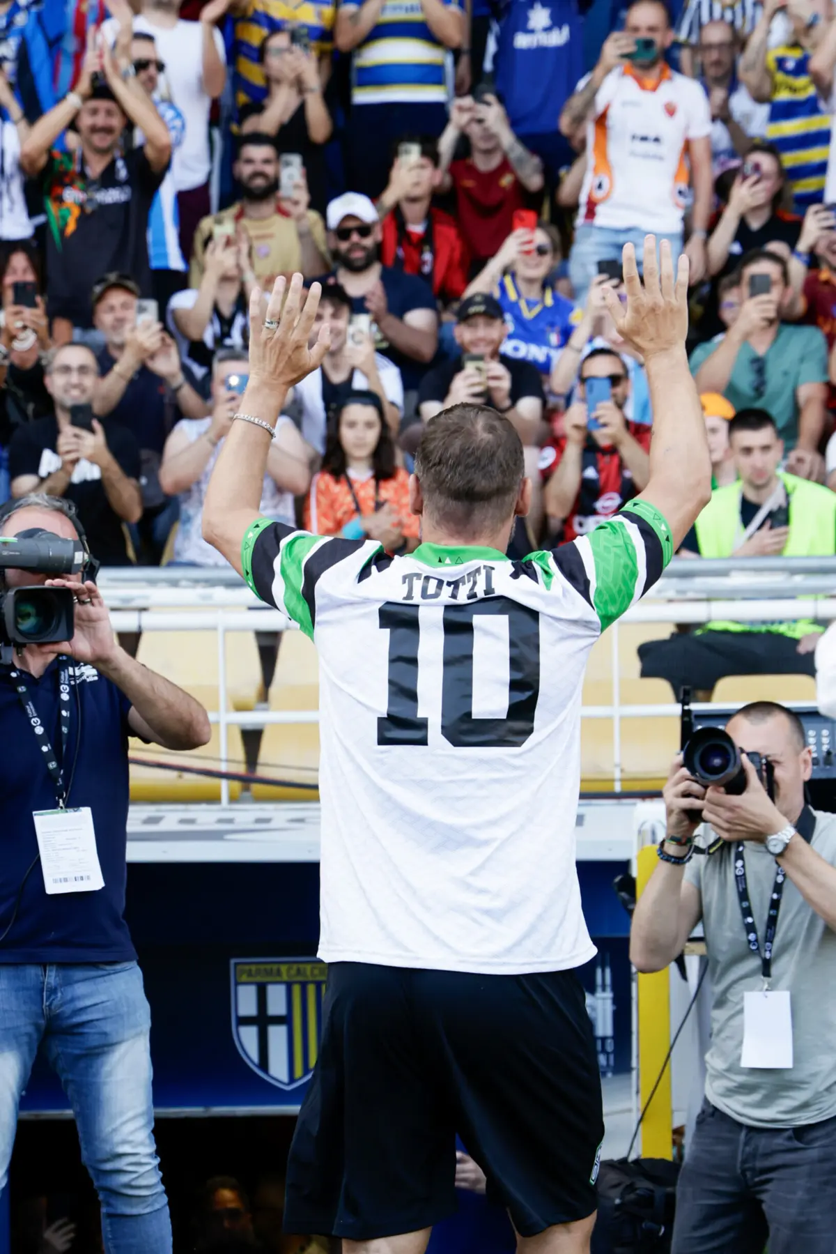 Imagem de contexto do artigo Quem sabe, não esquece: Totti marcou do meio-campo em jogo de lendas