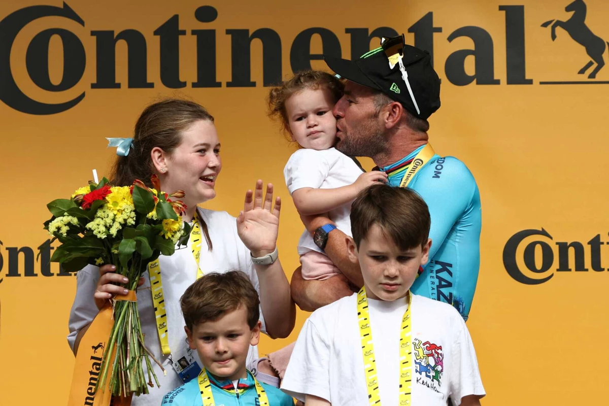 Mark Cavendish e família (créditos: Anne-Christine POUJOULAT / AFP