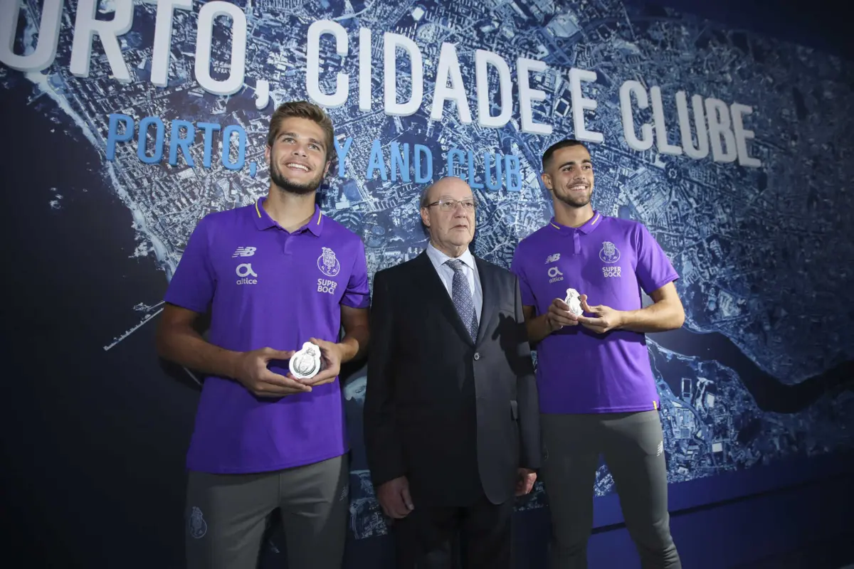 Diogo Queirós, Pinto da Costa e Diogo Costa (Créditos: Fábio Poço/Global Imagens)