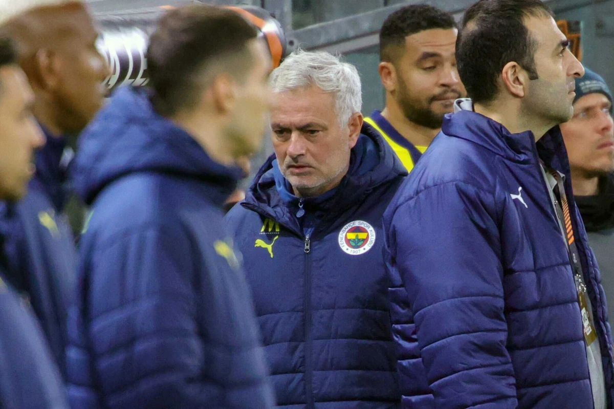 Mourinho antes do reatamento do jogo (créditos: EPA)