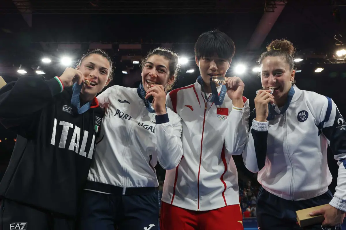 Patrícia Sampaio, a segunda judoca a contar da esquerda (créditos: AFP)