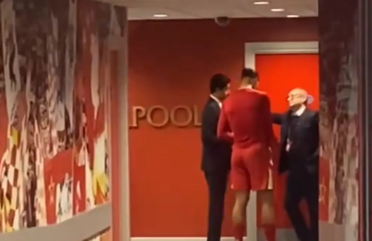 Imagem de contexto do artigo Van Dijk à conversa com Al-Khelaifi e Luís Campos no final do Liverpool-PSG