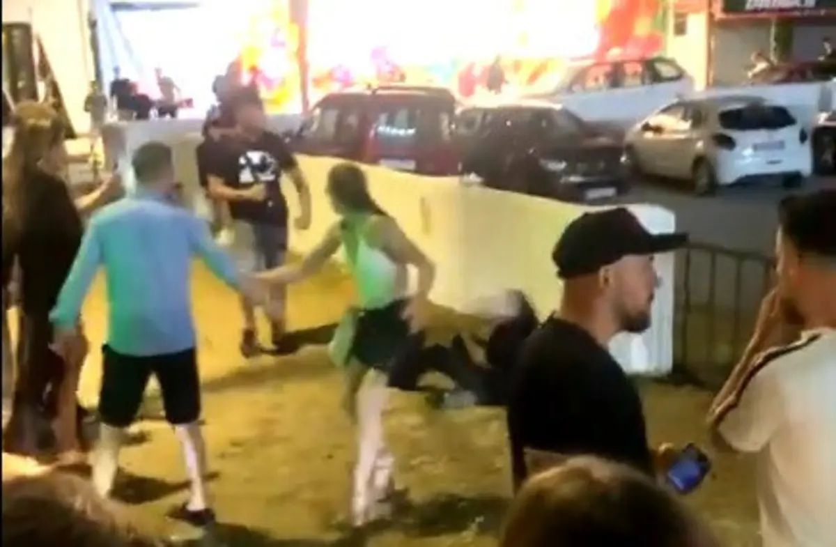 Momento em que Wayne Lineker é agredido (créditos: X/X/@Dave_Rodgers1)