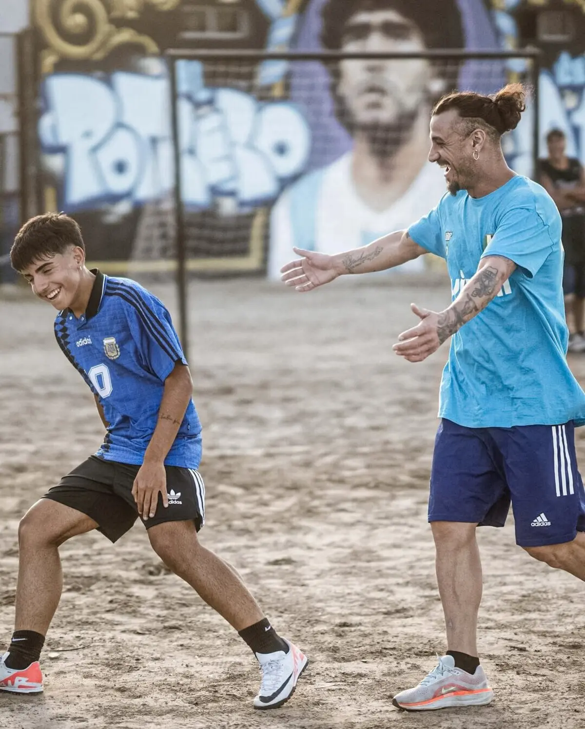 Imagem de contexto do artigo Osvaldo em peladinha com o neto de Maradona. Veja as imagens