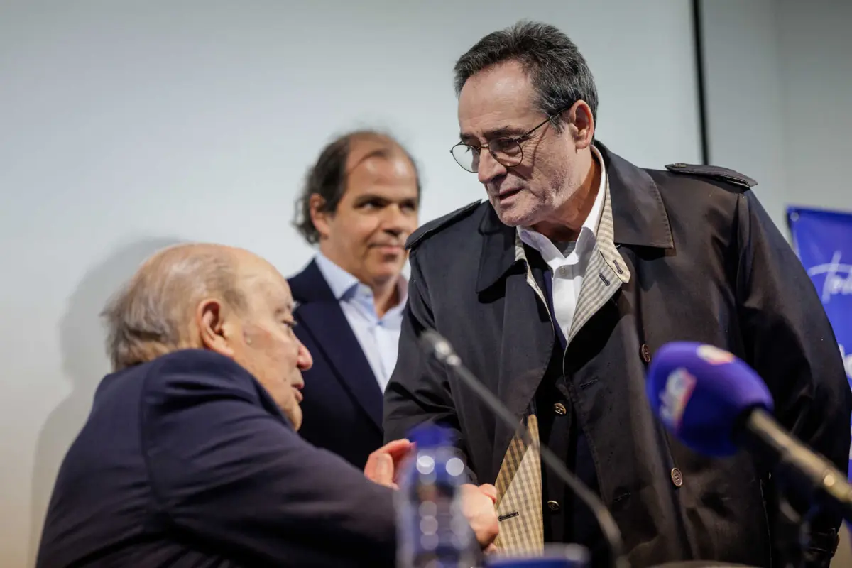 António Oliveira cumprimenta Pinto da Costa