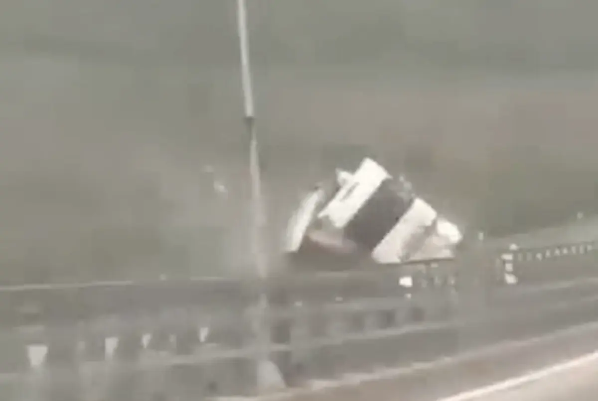 Imagem de contexto do artigo Ventos fortes: o momento em que um camião tomba em viaduto da A24 em Vila Pouca de Aguiar