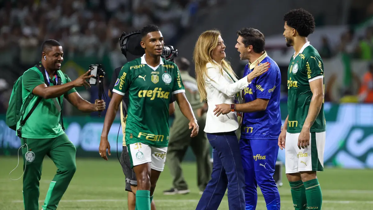 Leila Pereira abraça Abel Ferreira no relvado