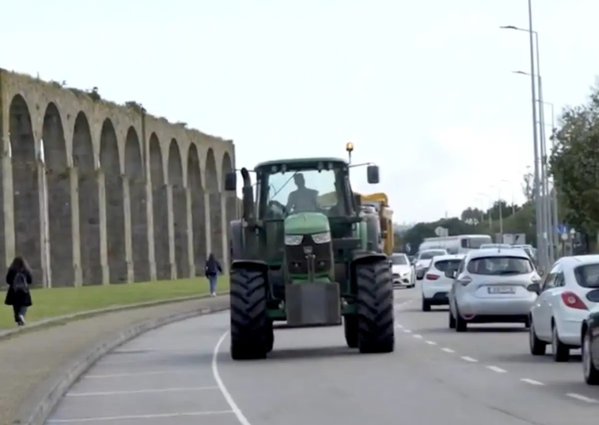 Imagem de contexto do artigo Insólito: Ukra chegou ao treino do Rio Ave... de trator. Assista ao momento
