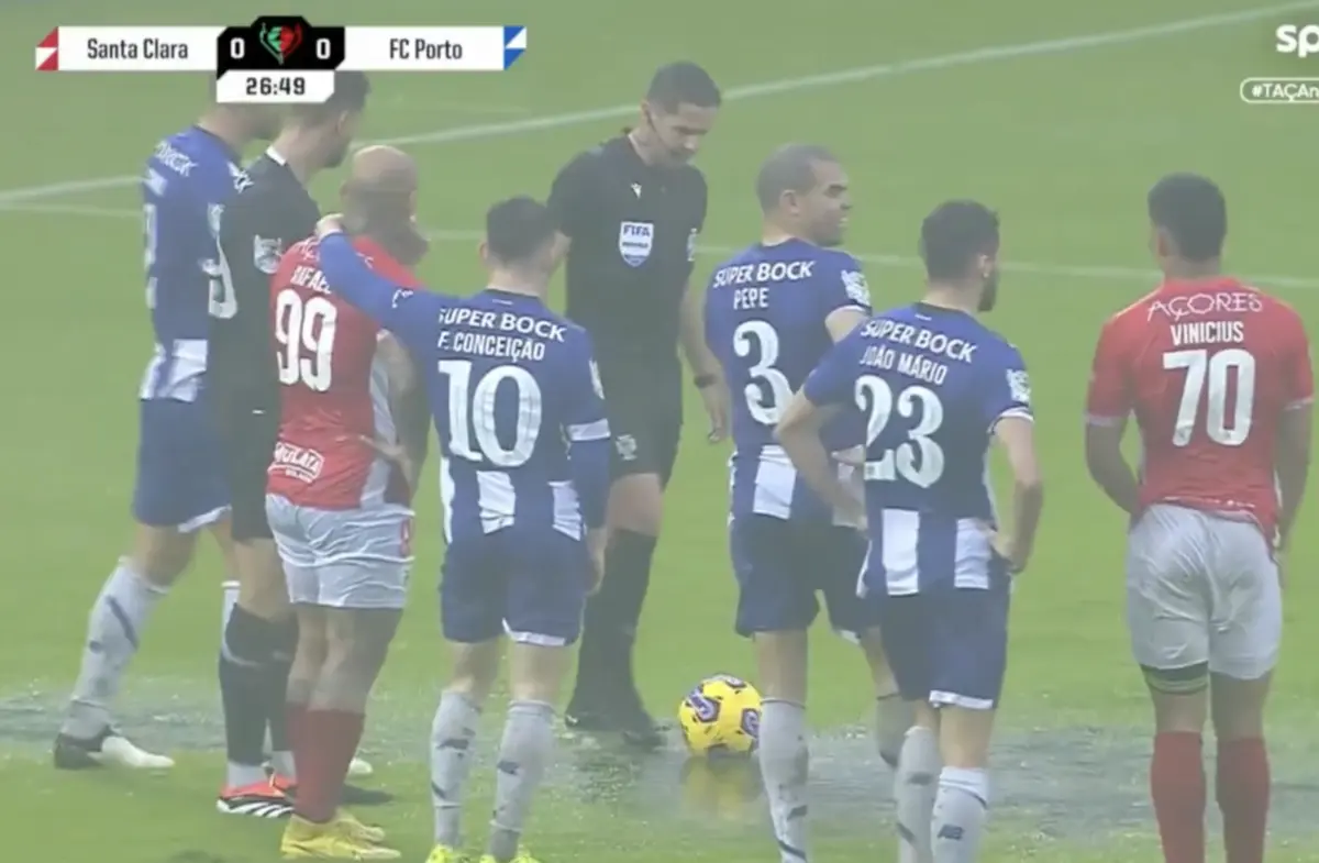 Imagem de contexto do artigo O momento em que o Santa Clara-FC Porto foi interrompido