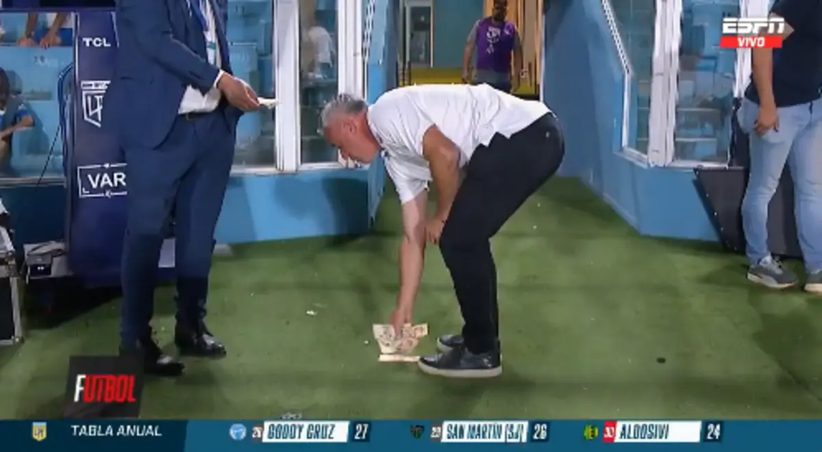 Imagem de contexto do artigo Insólito: reclamaram prémios em atraso e os adeptos atiraram notas para o relvado