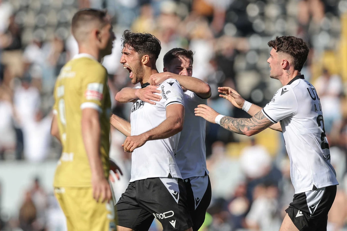 Jorge Fernandes resgatou um ponto para o Vitória já perto do último apito do jogo contra o Farense (Créditos: Miguel Pereira/Global Imagens)