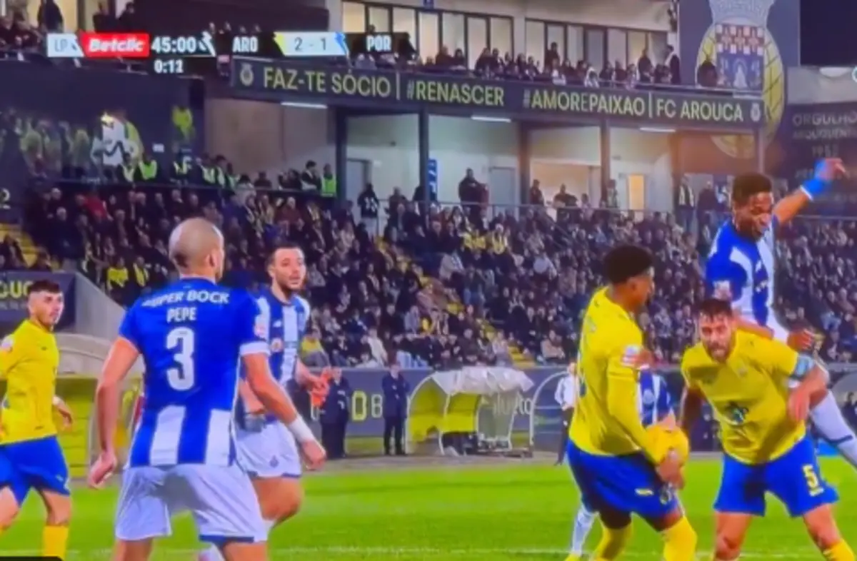 Imagem de contexto do artigo FC Porto pede penálti, Nuno Almeida manda seguir e VAR concorda. Veja o lance