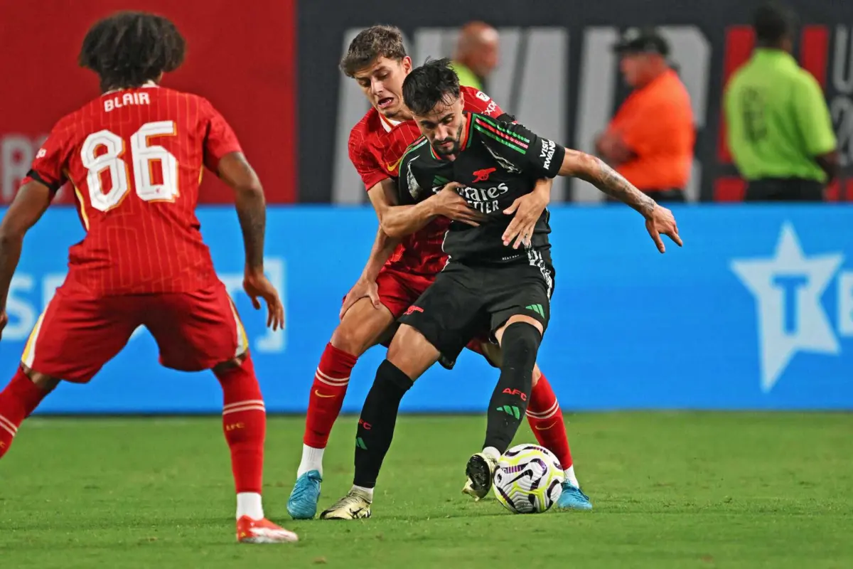 Fábio Vieira com a camisola do Arsenal