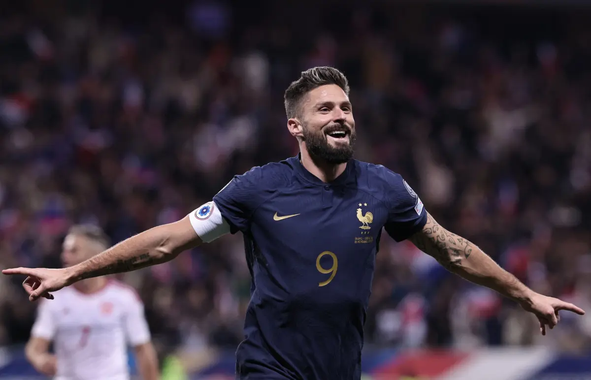Giroud com a camisola da França (FRANCK FIFE / AFP)