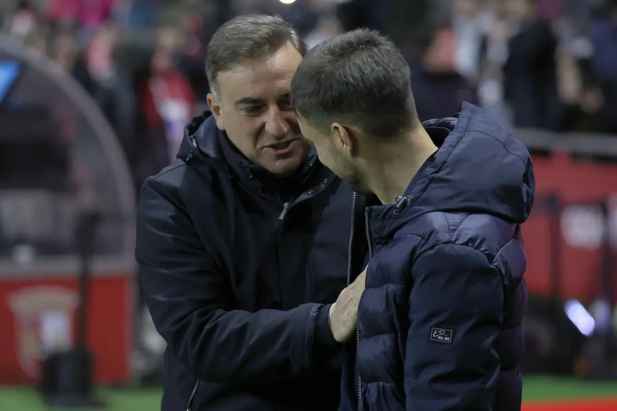 Carlos Carvalhal num cumprimento a Anselmi (Créditos: Miguel Pereira)