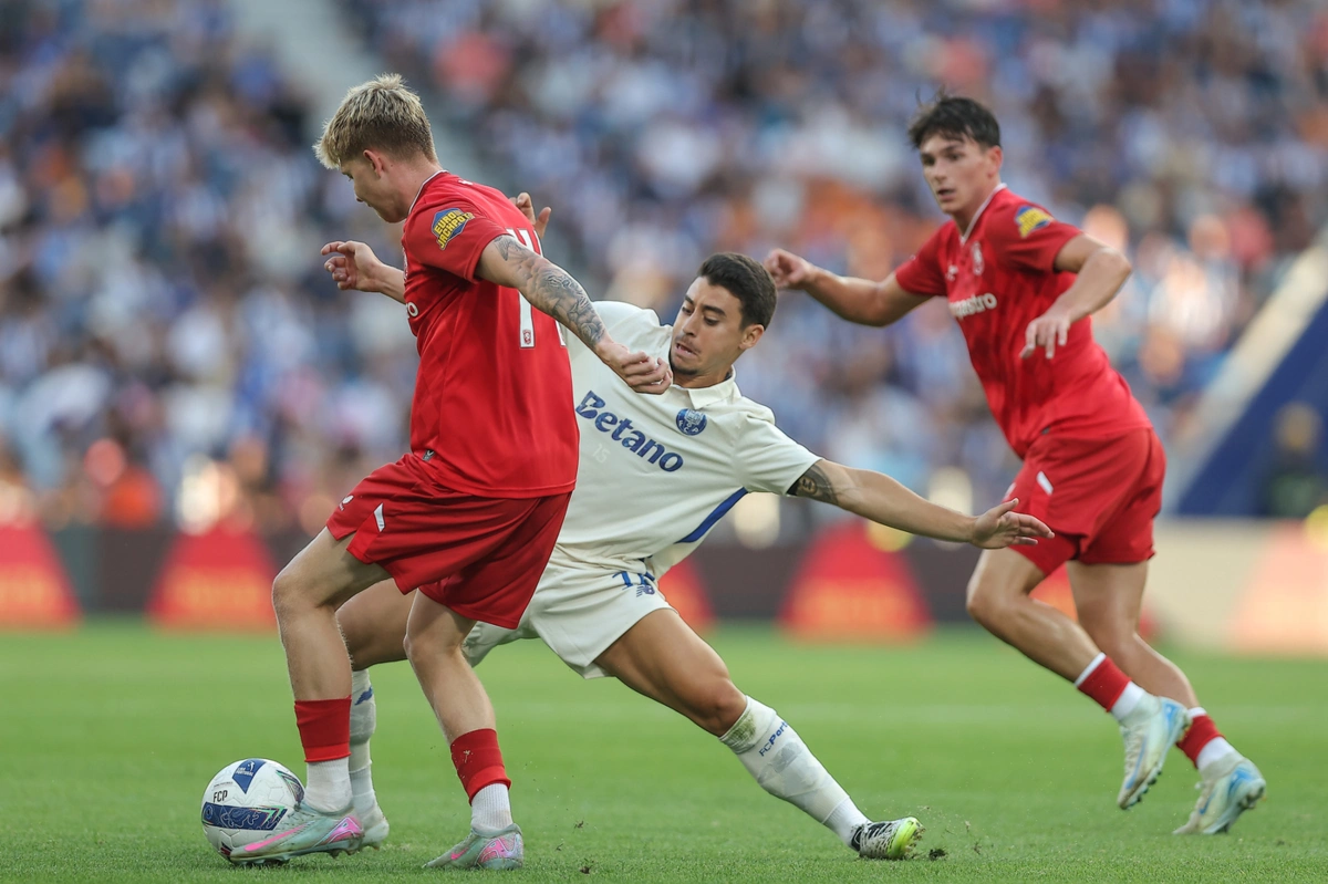 Vasco Sousa entre jogadores do Twente (créditos: Miguel Pereira)