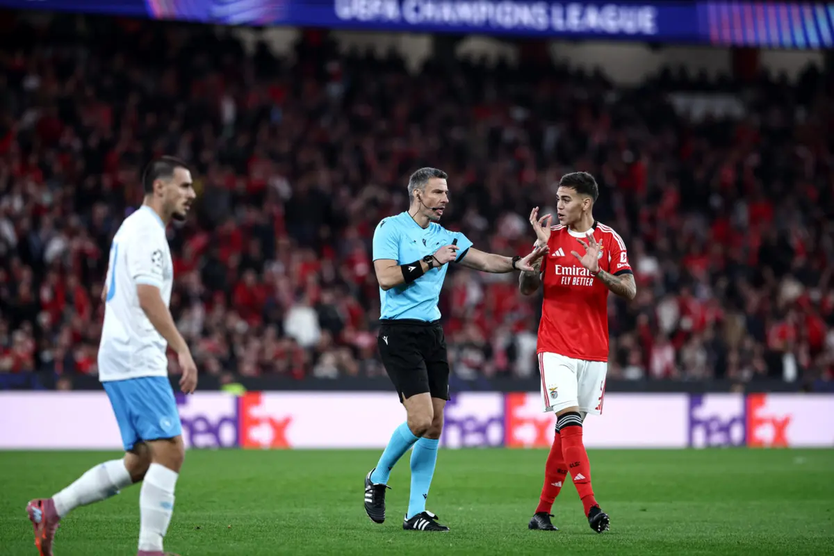 Slavko Vincic foi o árbitro na vitória do Benfica sobre o Nápoles