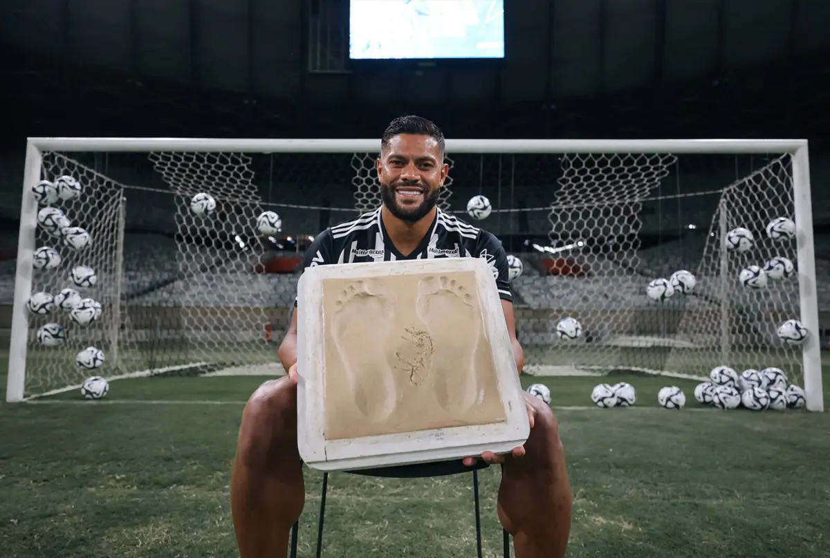 Imagem de contexto do artigo Hulk, ex-FC Porto, com os pés eternizados na Calçada da Fama do Mineirão