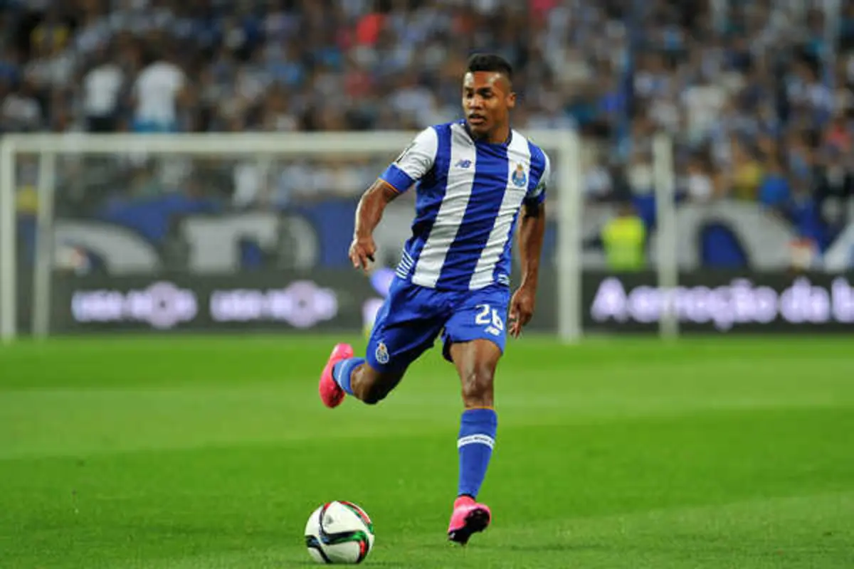 Alex Sandro ao serviço do FC Porto (Créditos; Ivan del Val/Global Imagens)