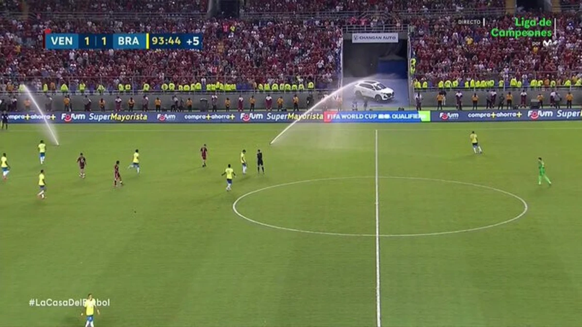 Imagem de contexto do artigo Insólito no Venezuela-Brasil: ligam sistema de rega a minutos do apito final. Veja o vídeo