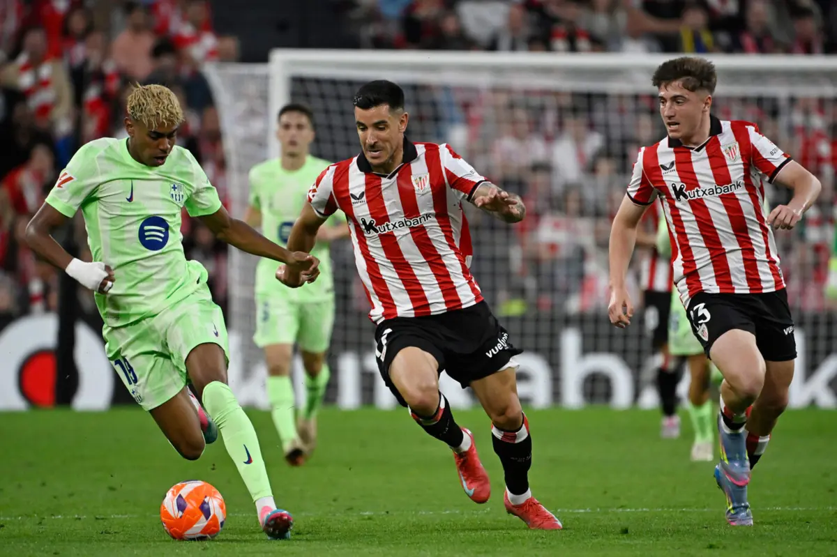 Lamine Yamal, à esquerda (créditos: AFP)