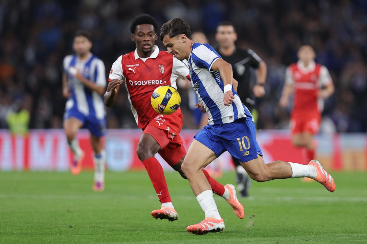 Borja Sainz com a bola à mercê