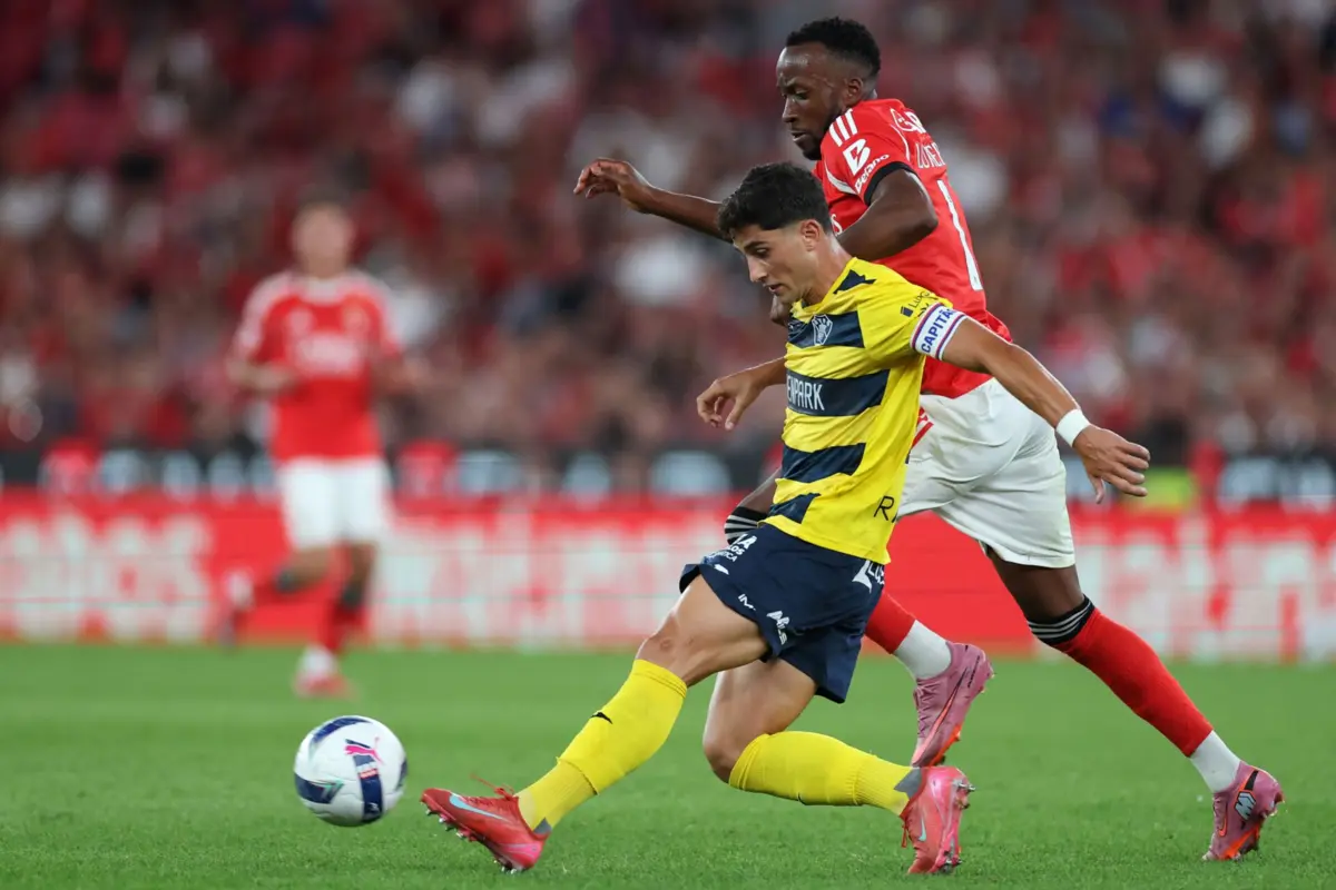 Zé Carlos disputa a bola com Lukebakio