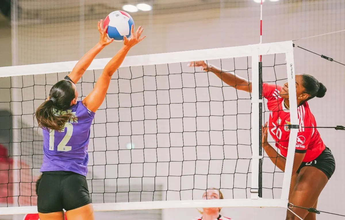 Kyra Holt (Benfica) tenta passar o bloco de Ana Figueiras (Braga)