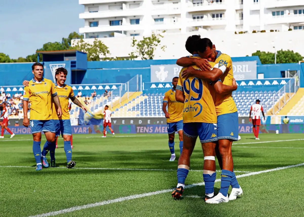Guitane e João Carvalho abraçam-se a festejar um golo