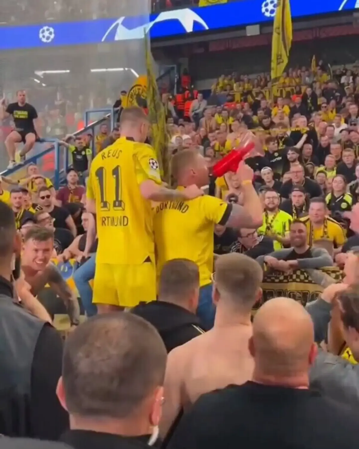 Imagem de contexto do artigo Depois de eliminar o PSG, Reus liderou a claque do Dortmund no Parque dos Princípes