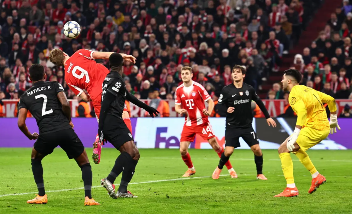 Kane tenta cabecear com a defesa do Sporting a ver (Foto: EPA/ANNA SZILAGYI)