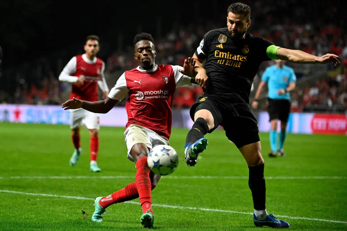 Nacho Fernández num lance disputado com Álvaro Djaló, do Braga