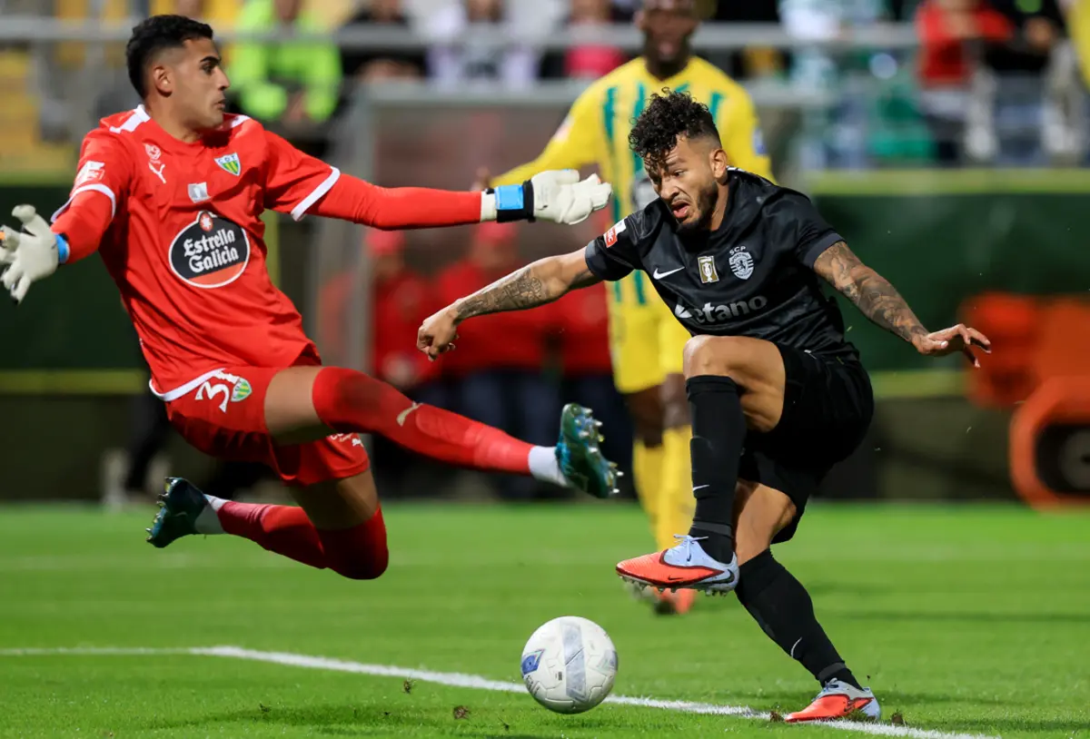 Bernardo Fontes tenta travar o remate de Suárez