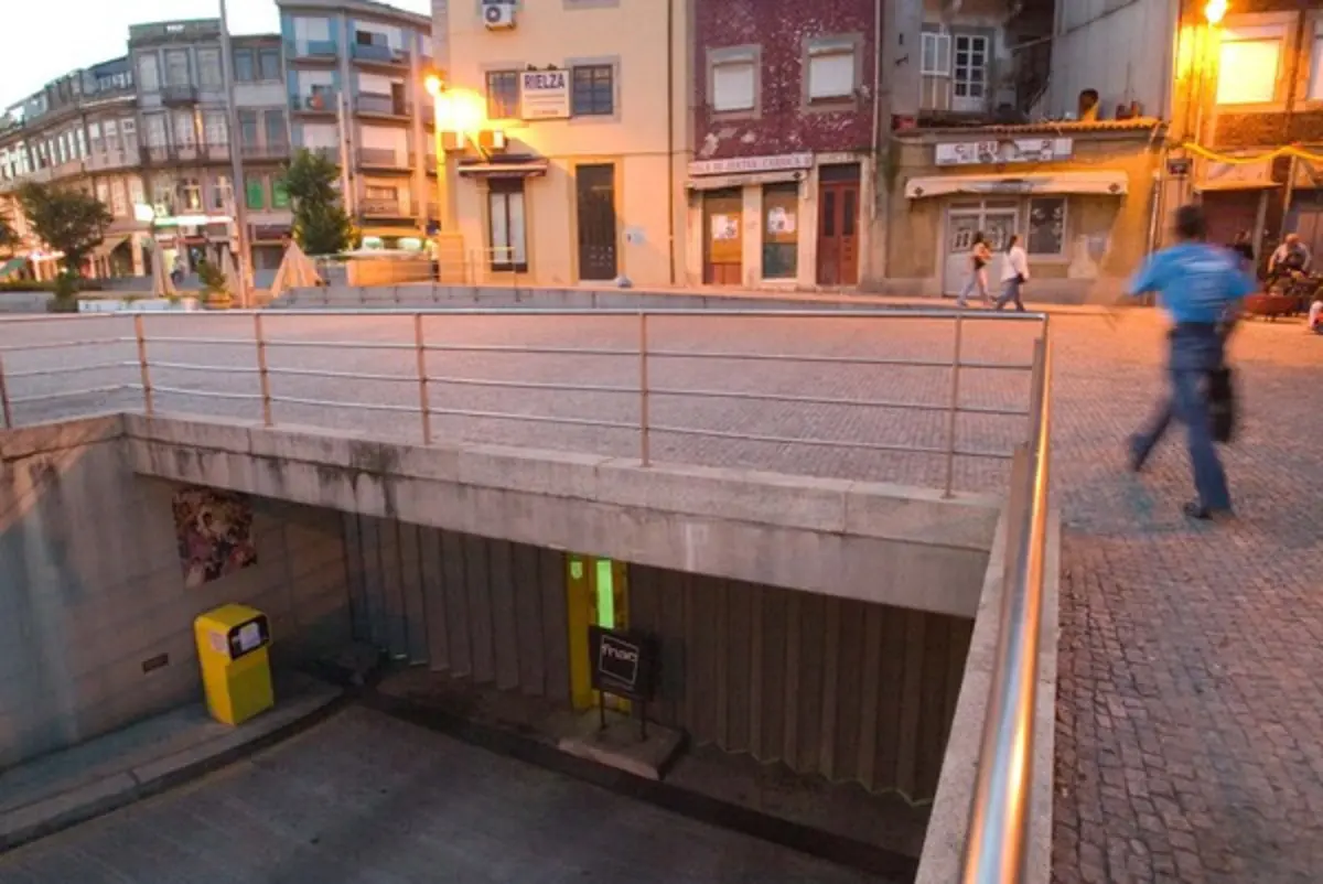 Imagem de contexto do artigo Proteção Civil encerra parque de estacionamento da Praça dos Poveiros, no Porto