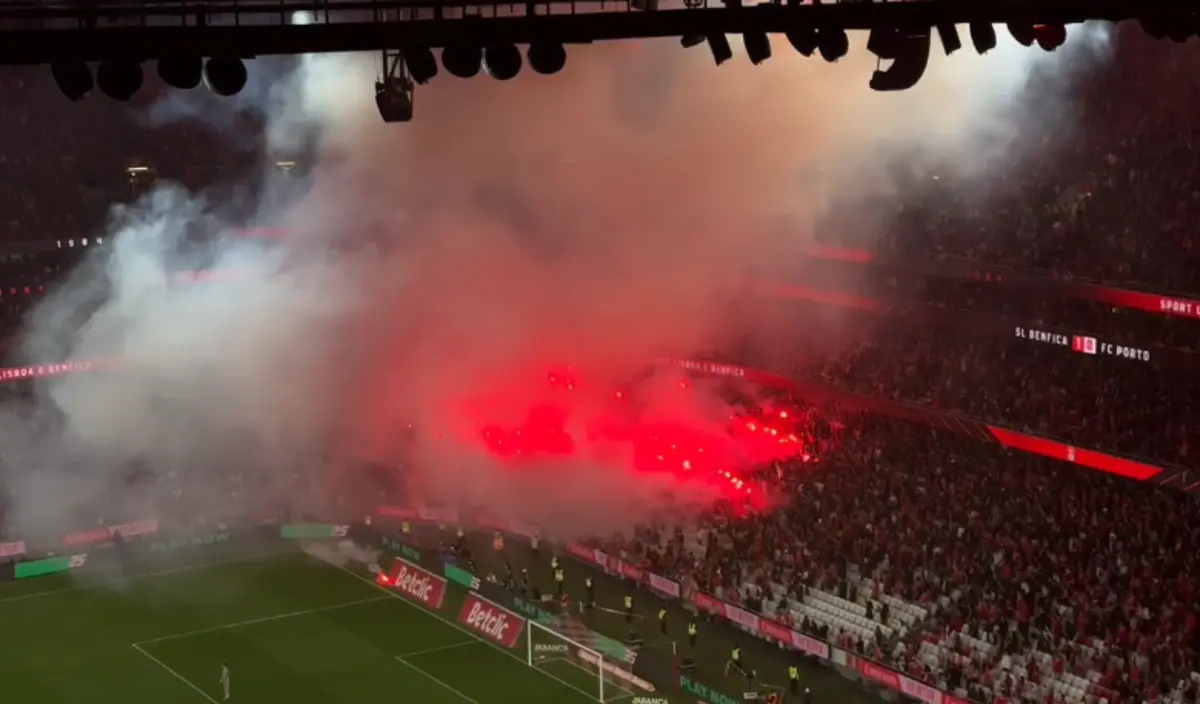 Imagem de contexto do artigo Benfica-FC Porto: clássico esteve interrompido devido ao arremesso de tochas
