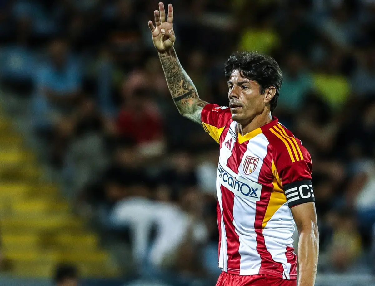 Imagem de contexto do artigo Nenê brilha, mas continua atrás do jogador mais velho a marcar na I Liga